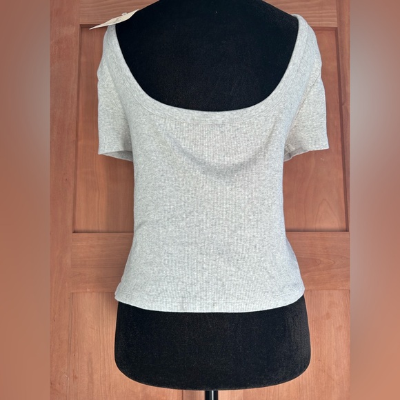 Universal Thread Women's Light Gray Scoop Neck Tee - Picture 2 of 5